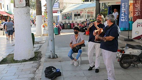 Bodrum sanatçıları Bodrum sokaklarında