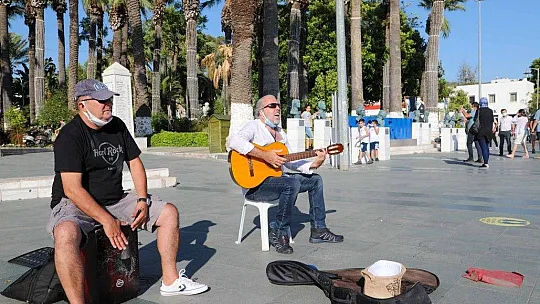 Bodrum sanatçıları Bodrum sokaklarında