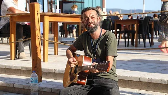 Bodrum sanatçıları Bodrum sokaklarında