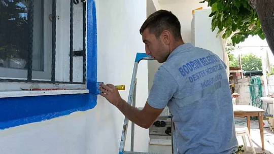 Sokaklar mavi ve beyaza bürünüyor