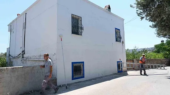Sokaklar mavi ve beyaza bürünüyor