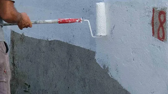 Sokaklar mavi ve beyaza bürünüyor
