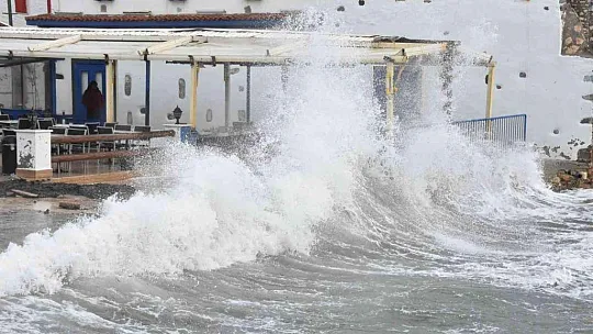 Bodrum'u fırtına vurdu, milyon dolarlık tekneler denize gömüldü, bazı tekneler karaya oturdu