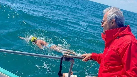 BODRUMLU AYSU, MANŞ DENİZİ'Nİ GEÇEN EN GENÇ TÜRK YÜZÜCÜ OLDU