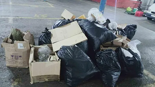 Boş konteynerlerin çevresi çöplüğe döndü
