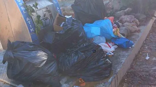 Boş konteynerlerin çevresi çöplüğe döndü
