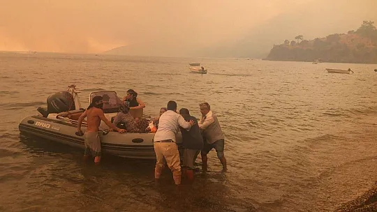 Botlar, tekneler seferber oldu, mahalleli yangından kurtarılıyor