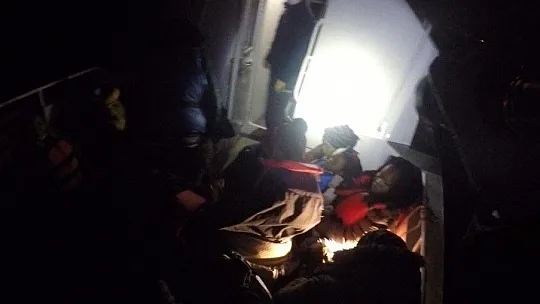 Botları batarken Sahil Güvenlik kurtardı