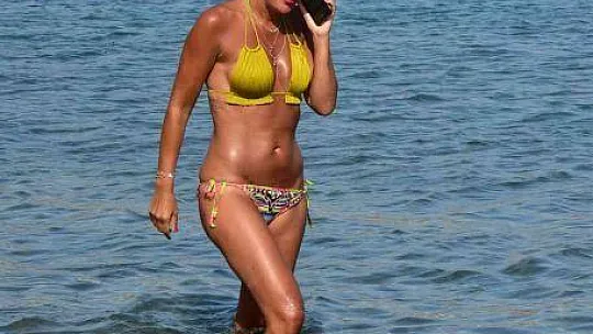 Bronz teniyle sahilin yıldızı oldu