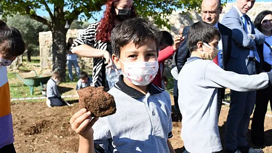 Tarih Hazinesi Beçin Kalesi'nde Öğrenciler Kazı Yaptı