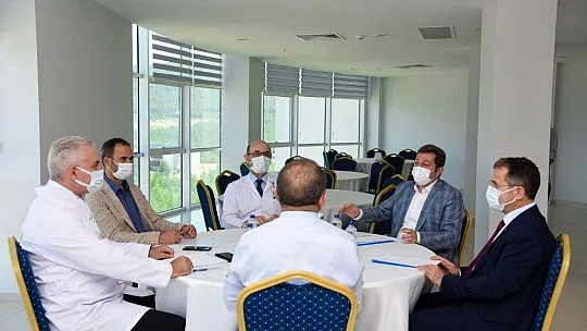 Vali Orhan Tavlı, Menteşe Devlet Hastanesi ile Muğla Sıtkı Koçman Üniversitesi Eğitim ve Araştırma Hastanesinde İncelemelerde Bulundu