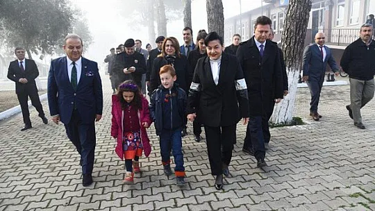 Vali Civelek Öğrencilerin Karne Sevincini Paylaştı