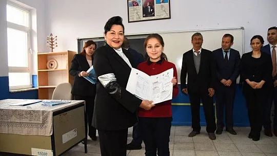 Vali Civelek Öğrencilerin Karne Sevincini Paylaştı