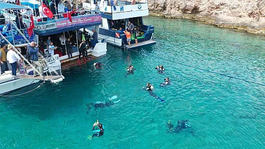 Bu sergiyi gezmek için denizin 15 metre dibine dalmak gerekiyor
