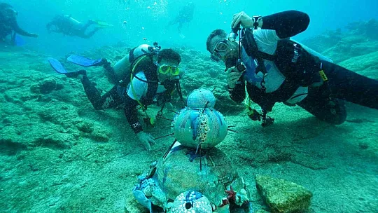 Bu sergiyi gezmek için denizin 15 metre dibine dalmak gerekiyor