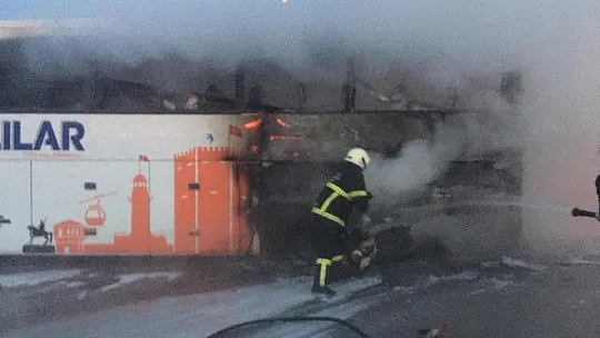 Seyir halindeki yolcu otobüsü tamamen yandı