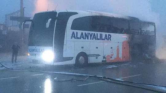 Seyir halindeki yolcu otobüsü tamamen yandı
