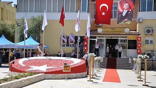Büyük emekler sonucu tamamlanan Bayrak figürü törenle açıldı