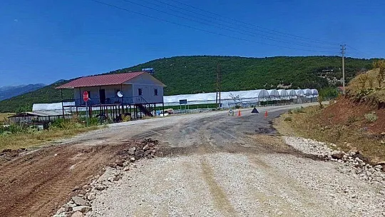 Büyükşehir Seydikemer'de yol çalışmalarını sürdürüyor