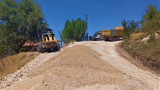 Büyükşehir Seydikemer'de yol çalışmalarını sürdürüyor