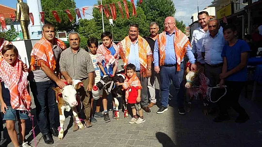 BUZAĞILAR PODYUMA ÇIKTI