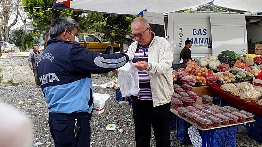 Seydikemer Belediyesinden Pazarcılara Maske Desteği