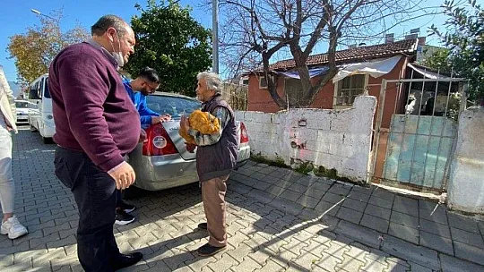 CHP İlçe Başkanı Mehmet Demir 6 ton patates dağıttı