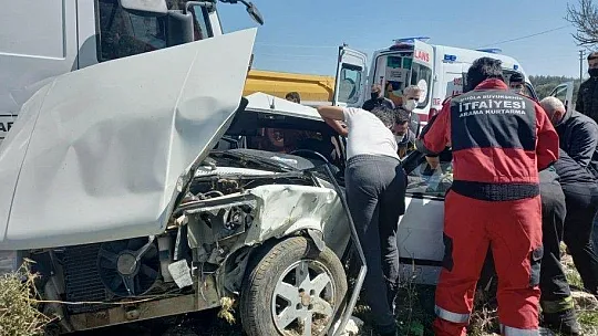 Çekici ile otomobil çarpıştı: 1 yaralı