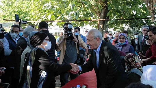 CHP Genel Başkanı Kılıçdaroğlu kadınlarla çiçek dikti