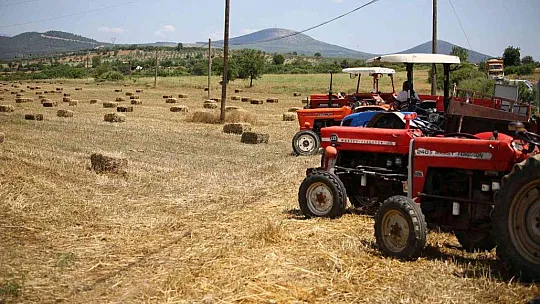 Çiftçilere ücretsiz saman balyası dağıtıldı