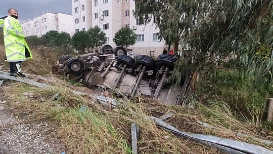 Çimento yüklü kamyon devrildi1 kişi yaralandı