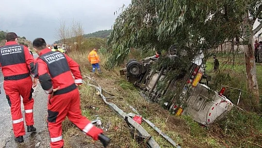 Çimento yüklü kamyon devrildi1 kişi yaralandı