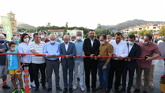 Çobanlık yaparken bulduğu taşları sergiliyor