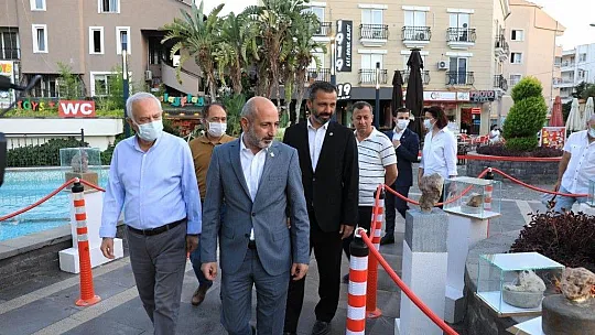 Çobanlık yaparken bulduğu taşları sergiliyor