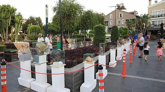 Çobanlık yaparken bulduğu taşları sergiliyor