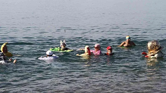 Çocuklar ve hayvanlara destek için denize girdiler