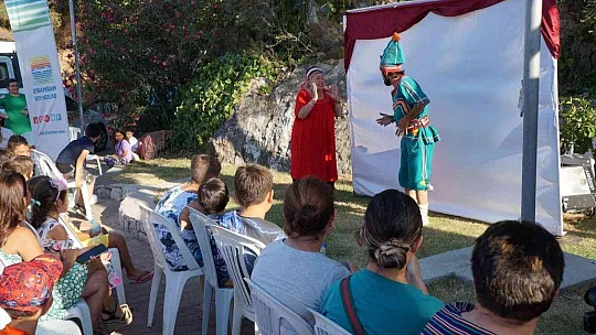 Çocukların tiyatro mutluluğu