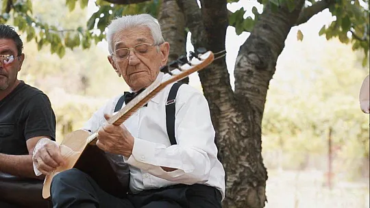ÇOCUKLUK HAYALİ ŞARKICILIĞA 82 YAŞINDA KAVUŞTU