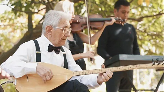 ÇOCUKLUK HAYALİ ŞARKICILIĞA 82 YAŞINDA KAVUŞTU