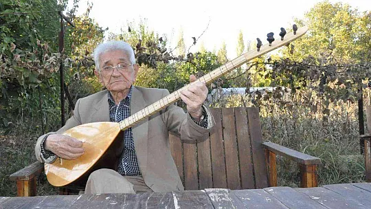 ÇOCUKLUK HAYALİ ŞARKICILIĞA 82 YAŞINDA KAVUŞTU