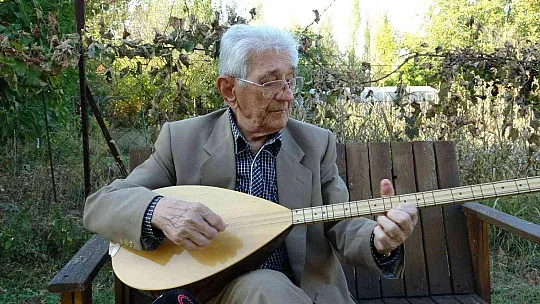 ÇOCUKLUK HAYALİ ŞARKICILIĞA 82 YAŞINDA KAVUŞTU