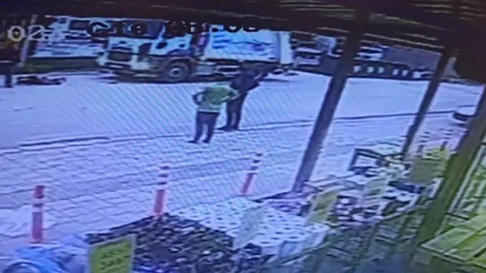 ÇÖP KAMYONUN ALTINDA KALAN KADININ İNANILMAZ KURTULUŞU