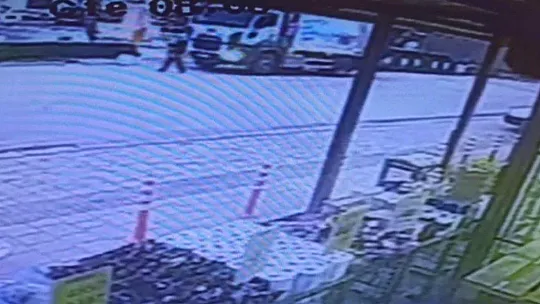 ÇÖP KAMYONUN ALTINDA KALAN KADININ İNANILMAZ KURTULUŞU