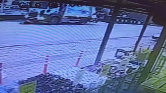 ÇÖP KAMYONUN ALTINDA KALAN KADININ İNANILMAZ KURTULUŞU