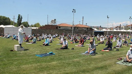Fethiye'de Cuma namazını stadyumda kıldılar