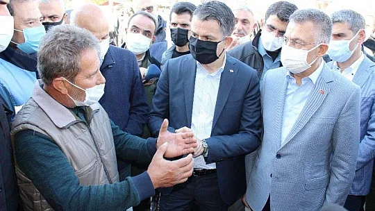 Cumhurbaşkanı yardımcısı Oktay, tsunamiyi gözyaşları içinde anlatan kadını teselli etti