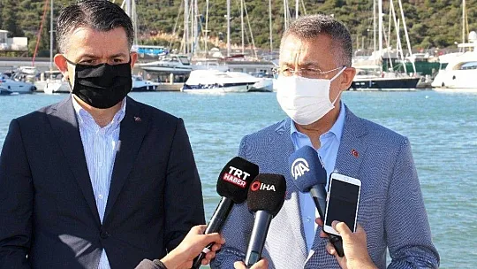 Cumhurbaşkanı yardımcısı Oktay, tsunamiyi gözyaşları içinde anlatan kadını teselli etti