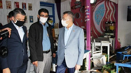 Cumhurbaşkanı yardımcısı Oktay, tsunamiyi gözyaşları içinde anlatan kadını teselli etti