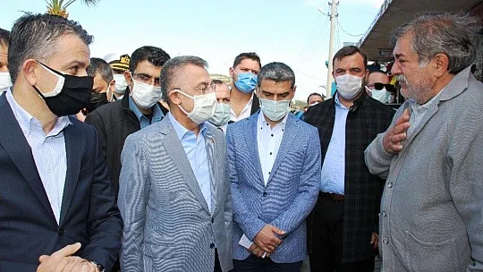 Cumhurbaşkanı yardımcısı Oktay, tsunamiyi gözyaşları içinde anlatan kadını teselli etti