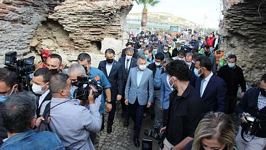 Cumhurbaşkanı yardımcısı Oktay, tsunamiyi gözyaşları içinde anlatan kadını teselli etti